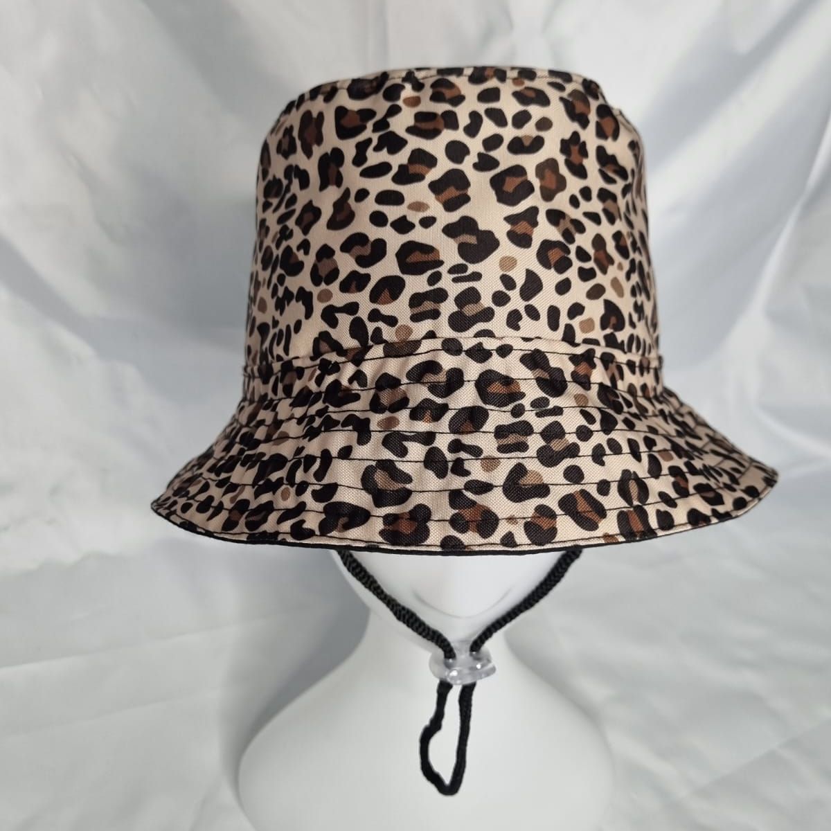 EL ESPACIO DE TOMMY - Gorro infantil Bucket Hat animal print cafe negro