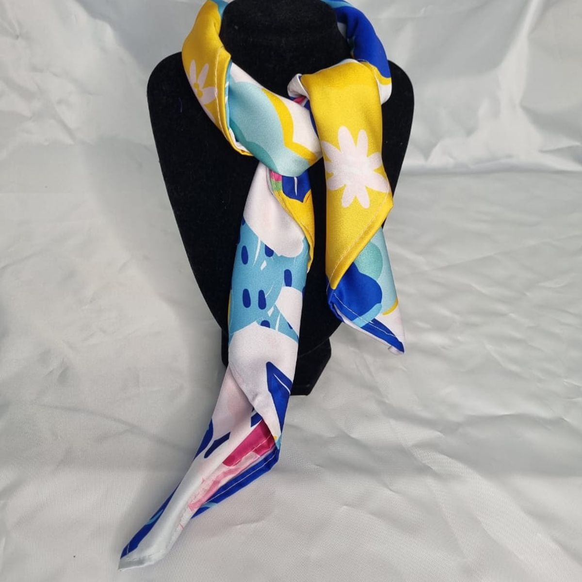 EL ESPACIO DE TOMMY - Pañuelo cuello Satín piel de ángel flores