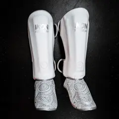 IKON - Canilleras Kickboxing Blancas Fightwear