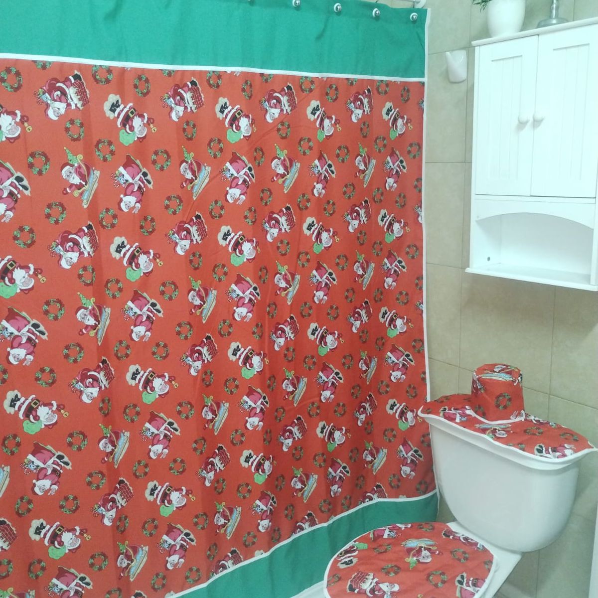 GENTILE - CORTINA Y SET BAÑO NAVIDAD 4 PIEZAS VERDE PASCUERO ROJO