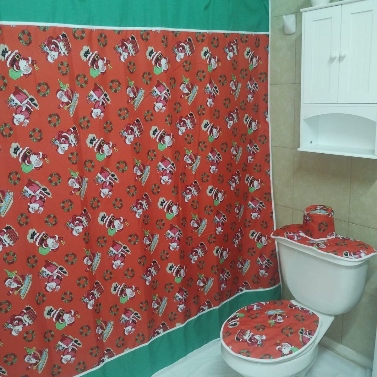 GENTILE - CORTINA Y SET BAÑO NAVIDAD 4 PIEZAS VERDE PASCUERO ROJO
