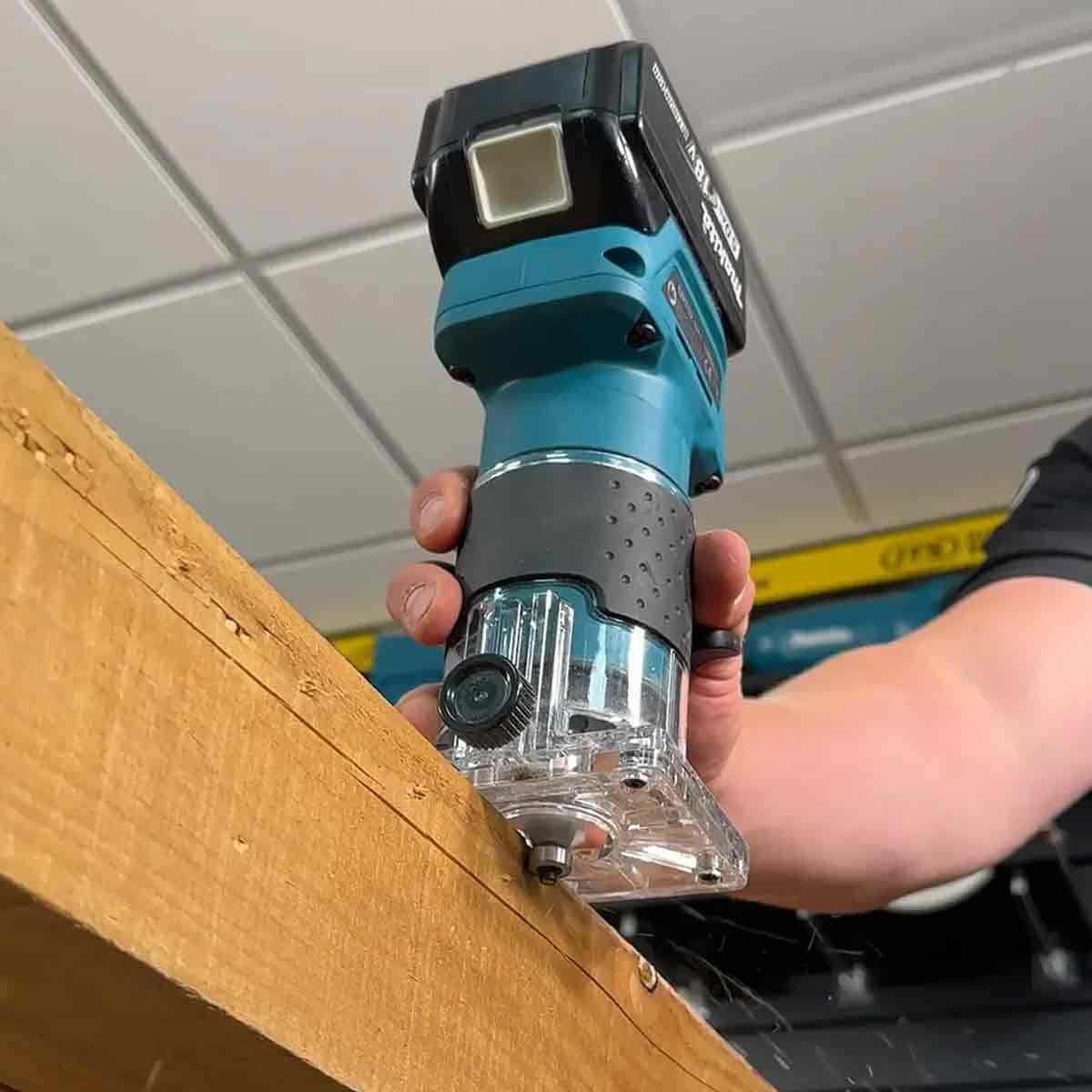 MAKITA - Rebajadora Inalámbrica 18V/ 30.000 RPM/2,5 kg/BL/XPT Makita DRT52 (6 Ah)