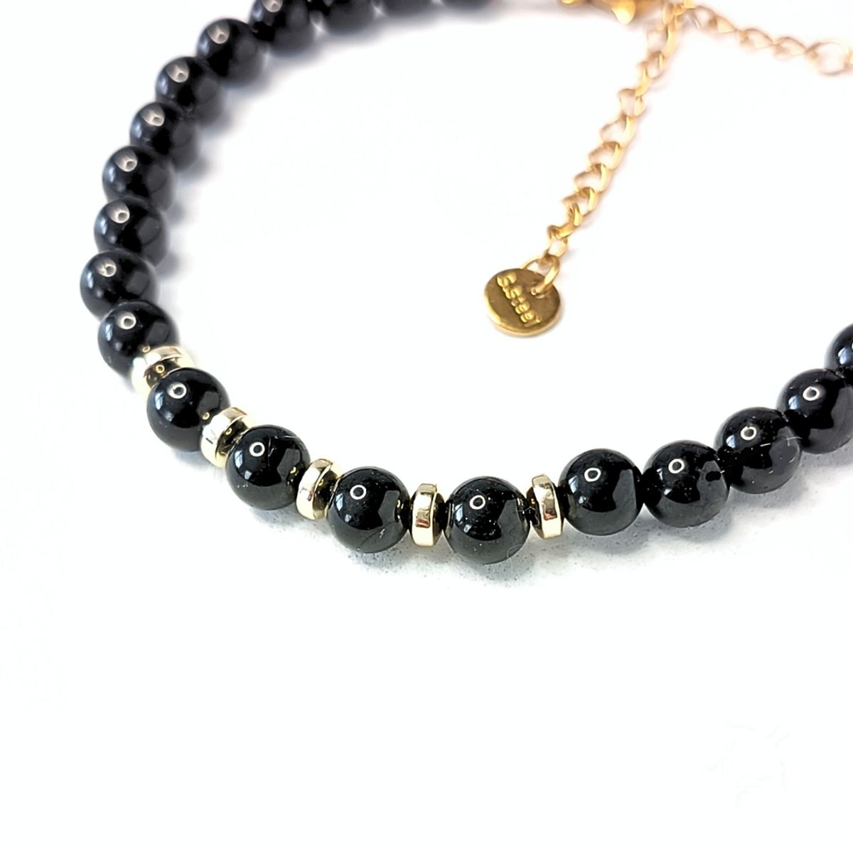 GENERICO - Pulsera de piedra Turmalina y detalles dorados