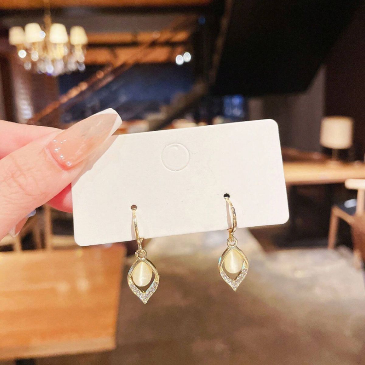 KIRAMA CLOTHING STORE - Pendientes Largos con Piedra Celeste