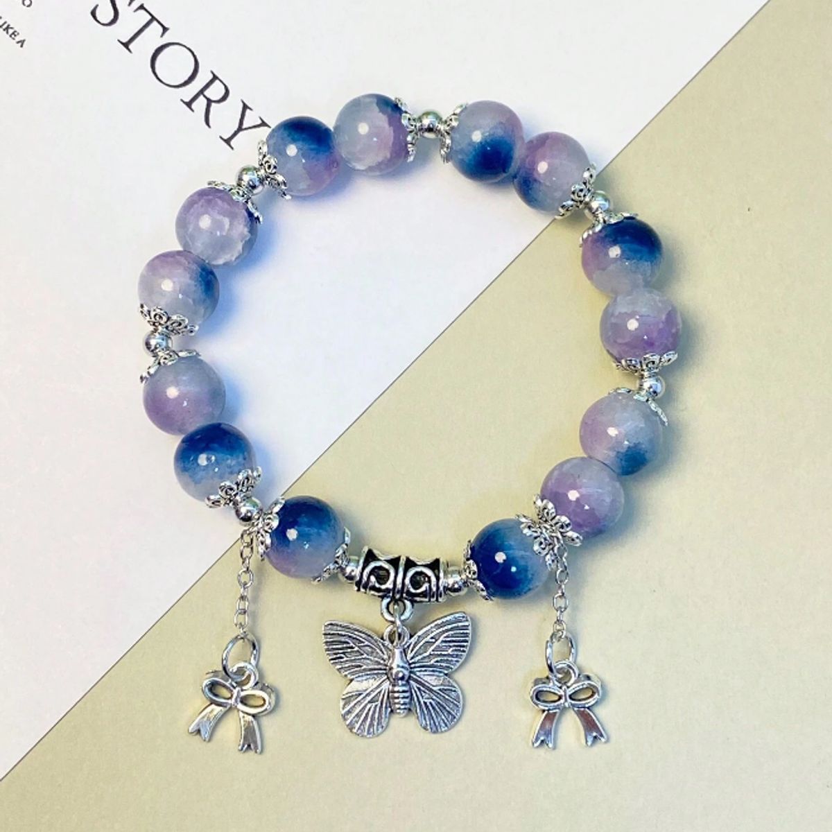 KIRAMA CLOTHING STORE - Pulsera con Cuentas de Vidrio y Charms