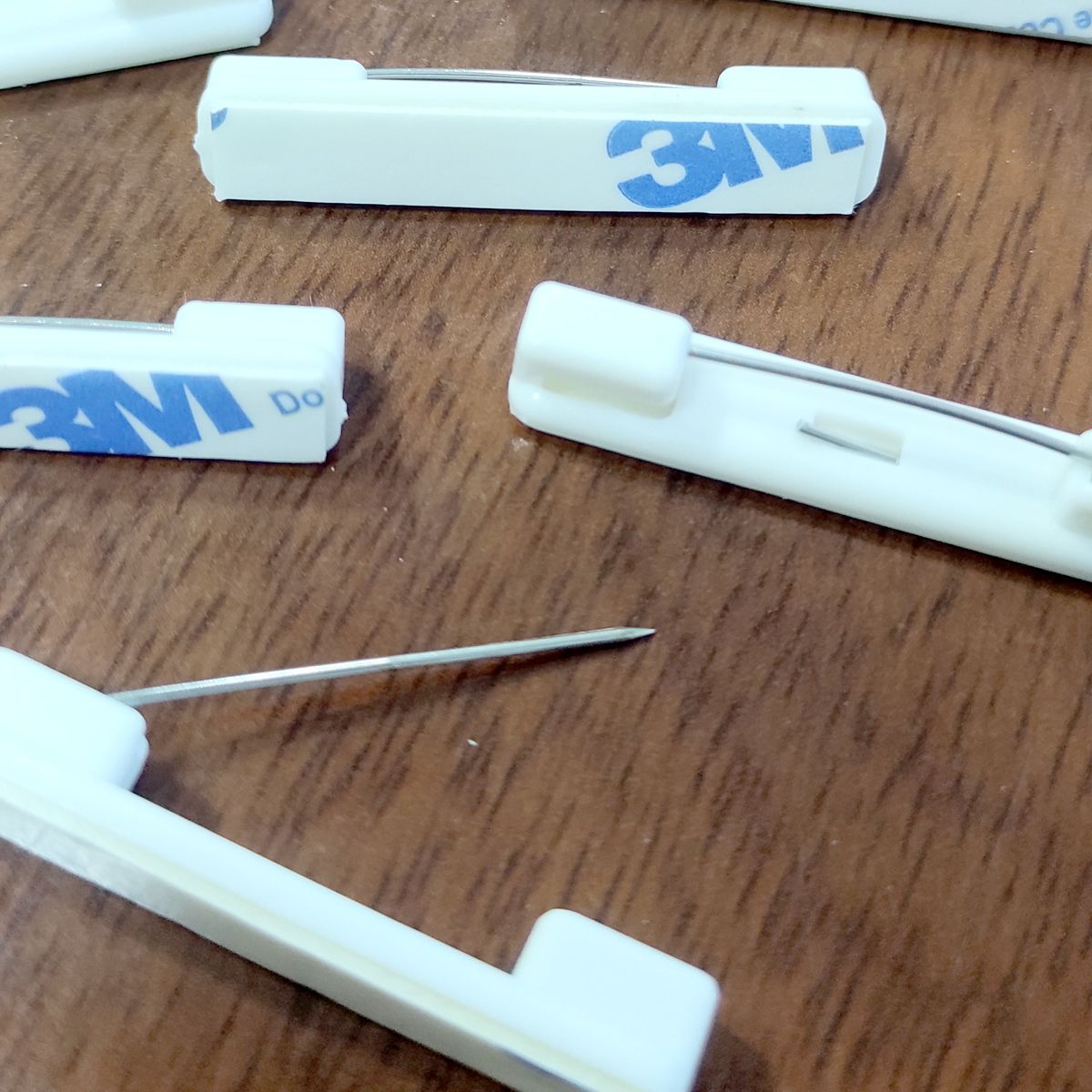 GENERICO - Alfiler Blanco Para Piochas (pack 100 Unidades) Base Plástica con Adhesivo 3M