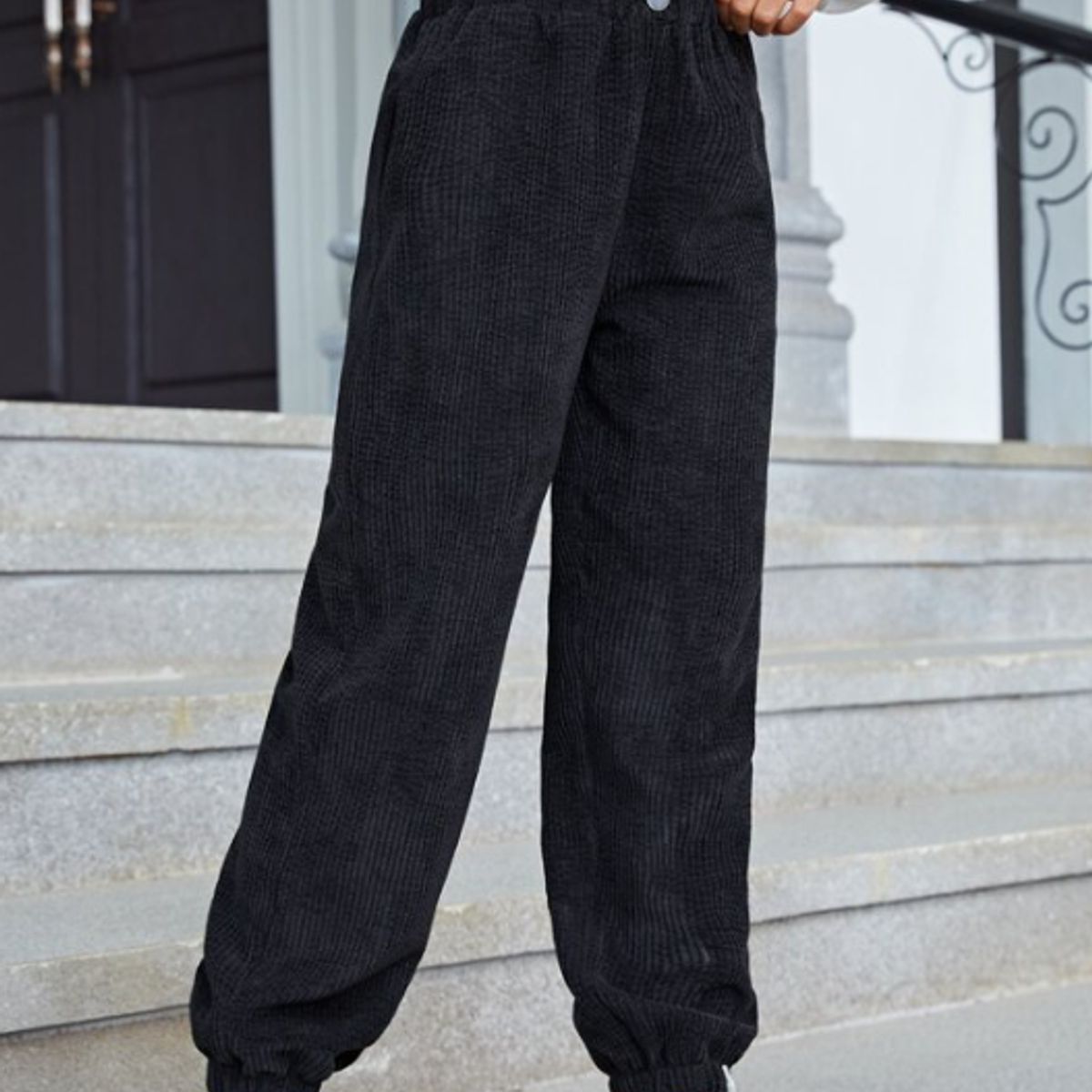 KIRAMA CLOTHING STORE - Jogger Negro Tipo Corderoy