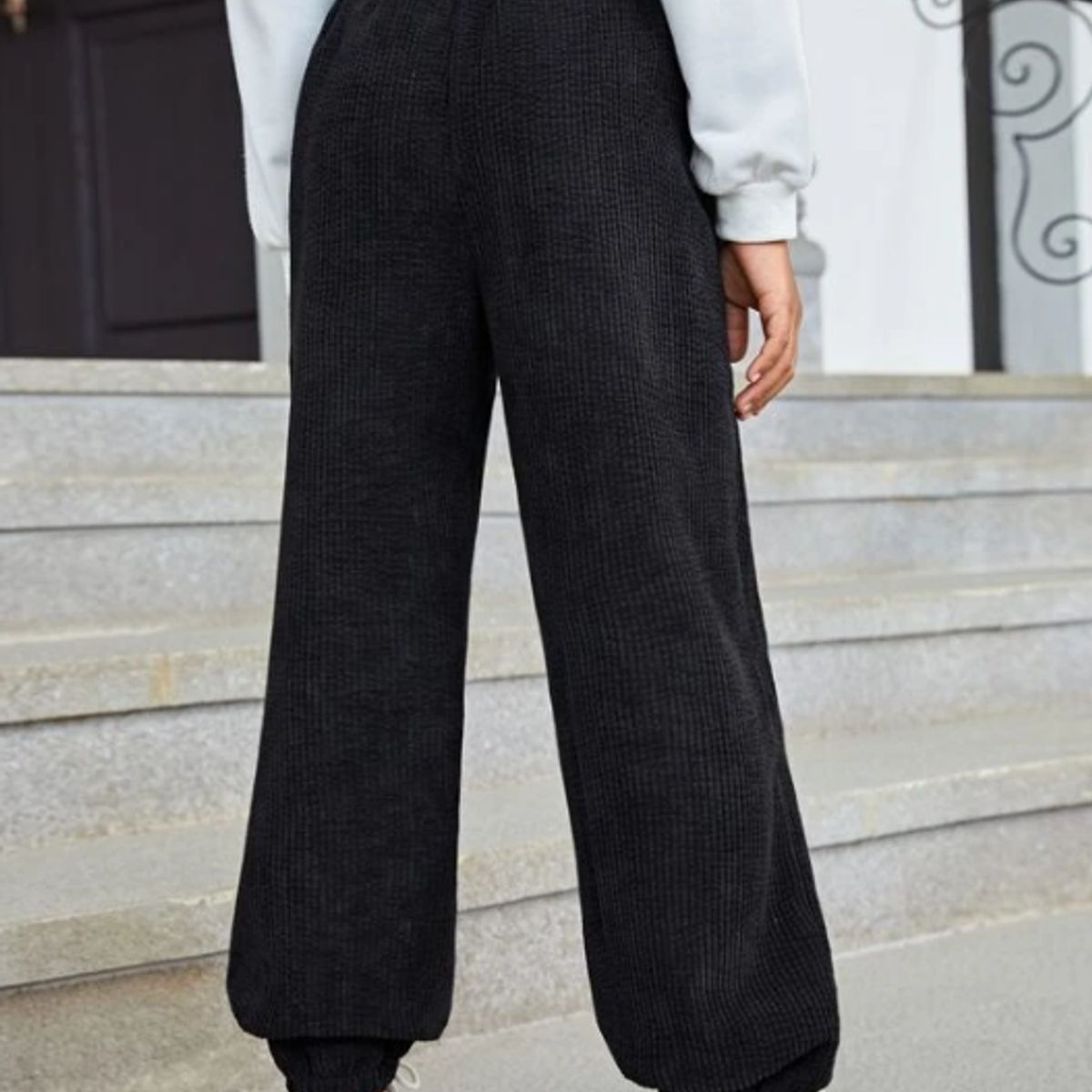 KIRAMA CLOTHING STORE - Jogger Negro Tipo Corderoy