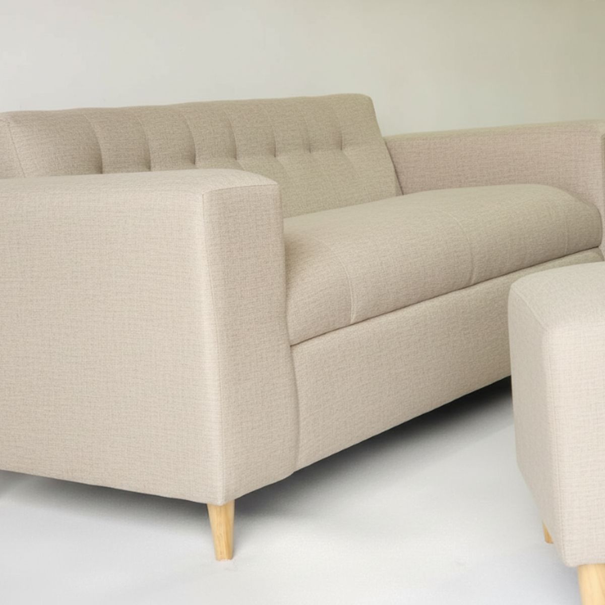MUEBLES NEW - SOFA DOS CUERPOS MAS DOS PUFF BEIGE LINO