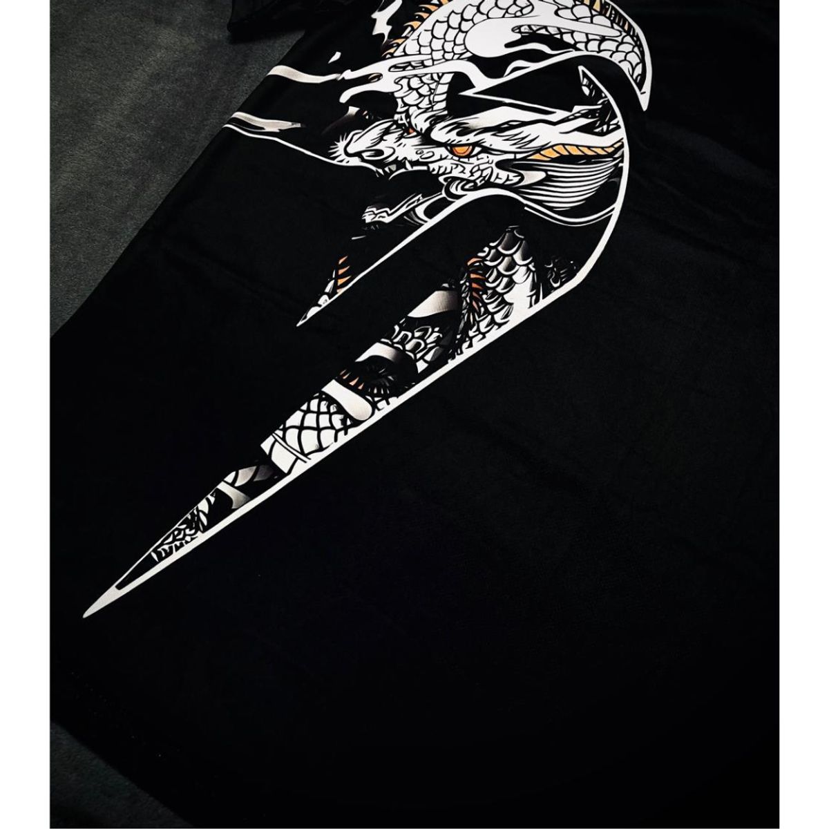 VENUM - POLERA VENUM GIANT X DRAGON MMA