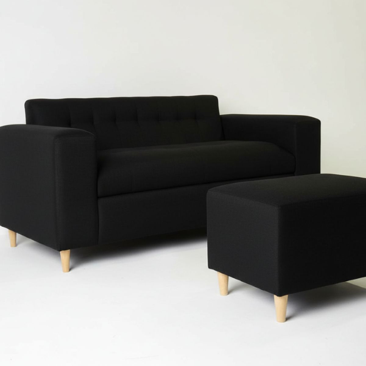 MUEBLES NEW - SOFA TRES CUERPOS MAS DOS PUFF NEGRO LINO