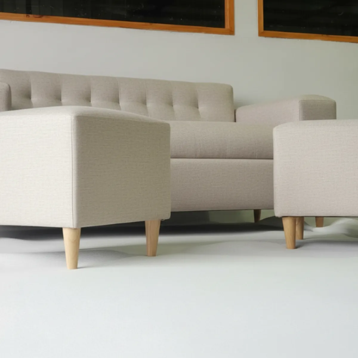 MUEBLES NEW - SOFA TRES CUERPOS MAS DOS PUFF BEIGE LINO