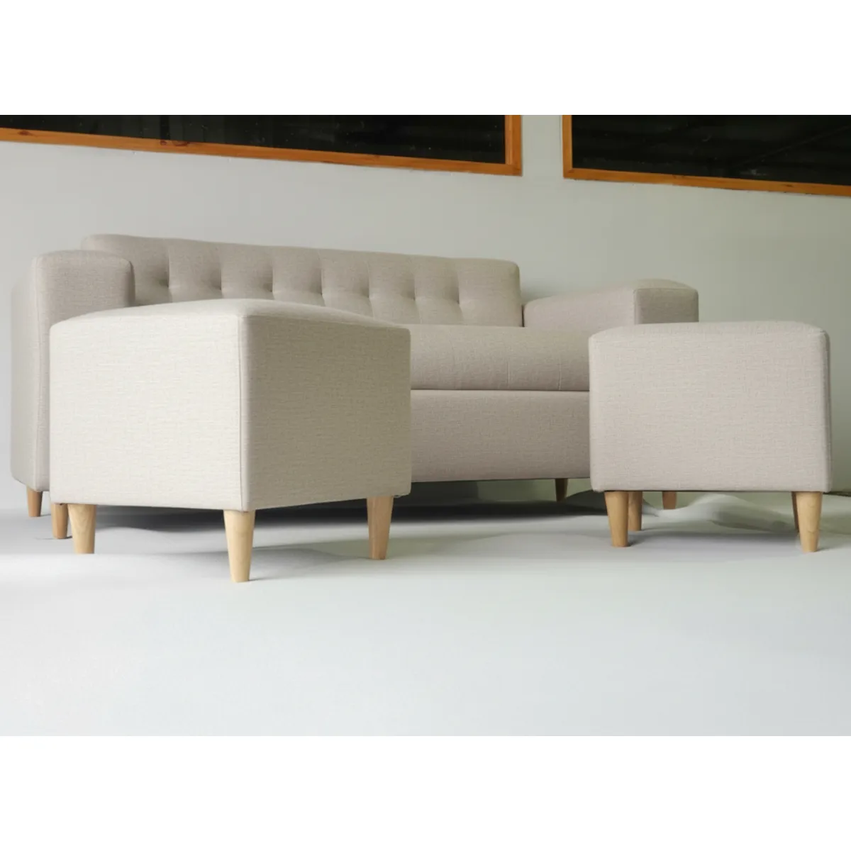 MUEBLES NEW - SOFA TRES CUERPOS MAS DOS PUFF BEIGE LINO