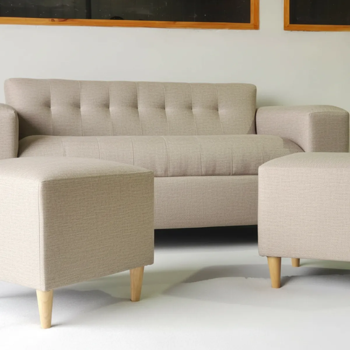 MUEBLES NEW - SOFA TRES CUERPOS MAS DOS PUFF BEIGE LINO