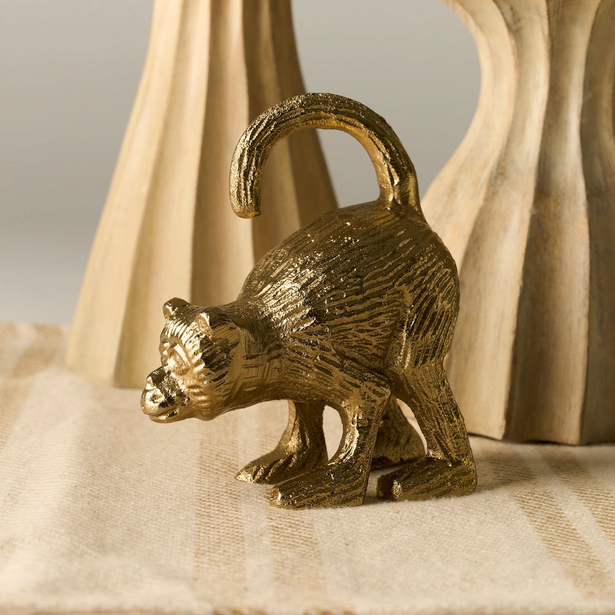 LOUNGE - Adorno Decorativo Mujer Mono Dorado