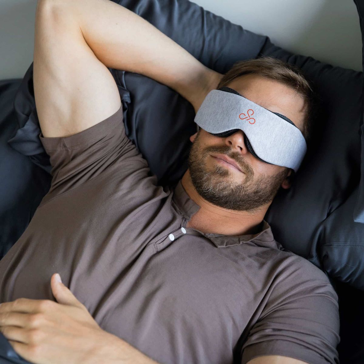 HYPNOS - Pack Viaje Profundo - Antifaz Gris + Tapón Blanco + Almohada Viaje Rosado - Hypnos