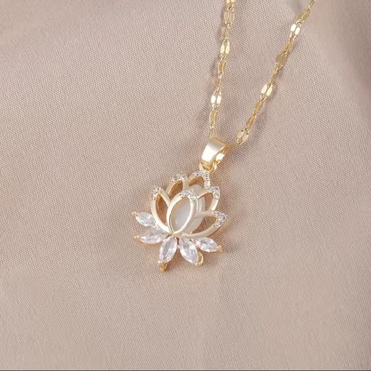 GENERICO - Collar FLOR DE LOTO acero inoxidable dorado