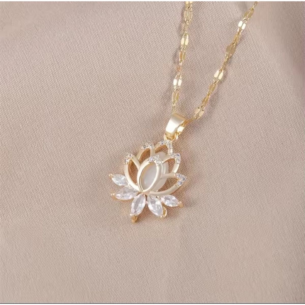 GENERICO - Collar FLOR DE LOTO acero inoxidable dorado