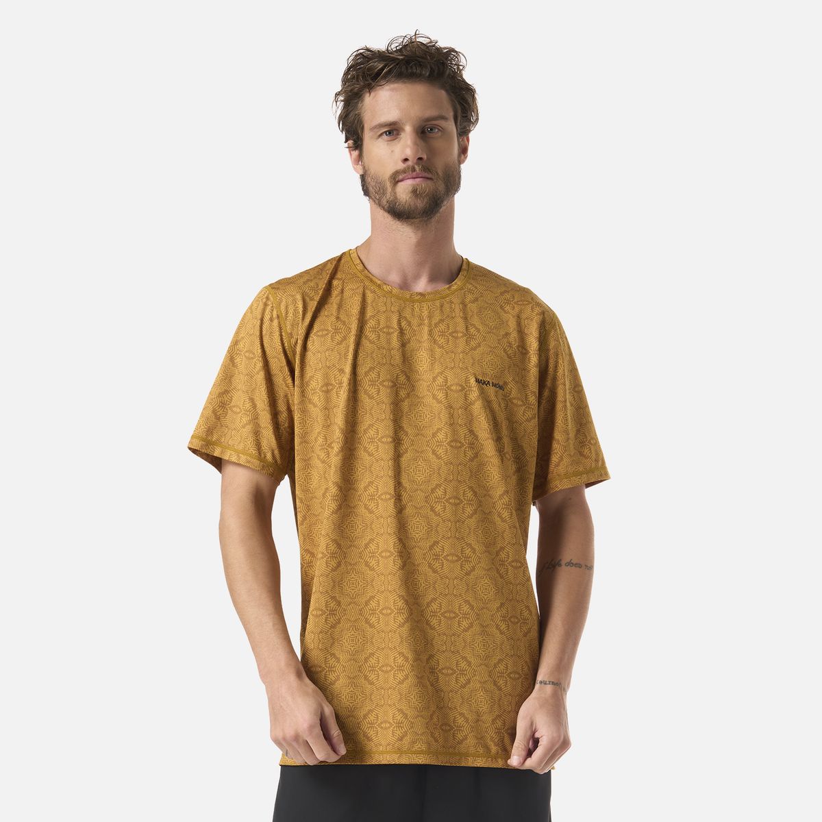HAKA HONU - Polera Hombre Sudala Print Mostaza Haka Honu