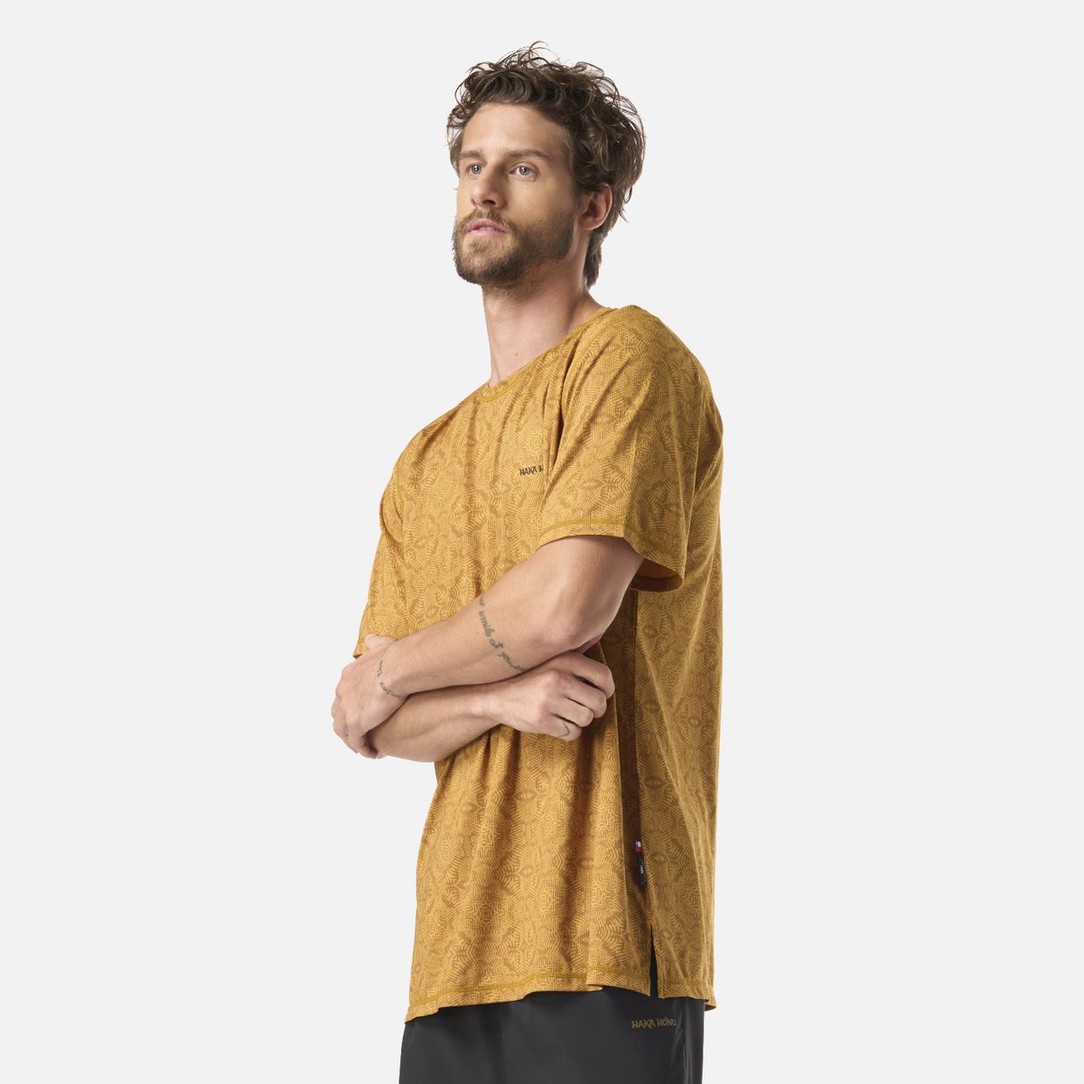 HAKA HONU - Polera Hombre Sudala Print Mostaza Haka Honu