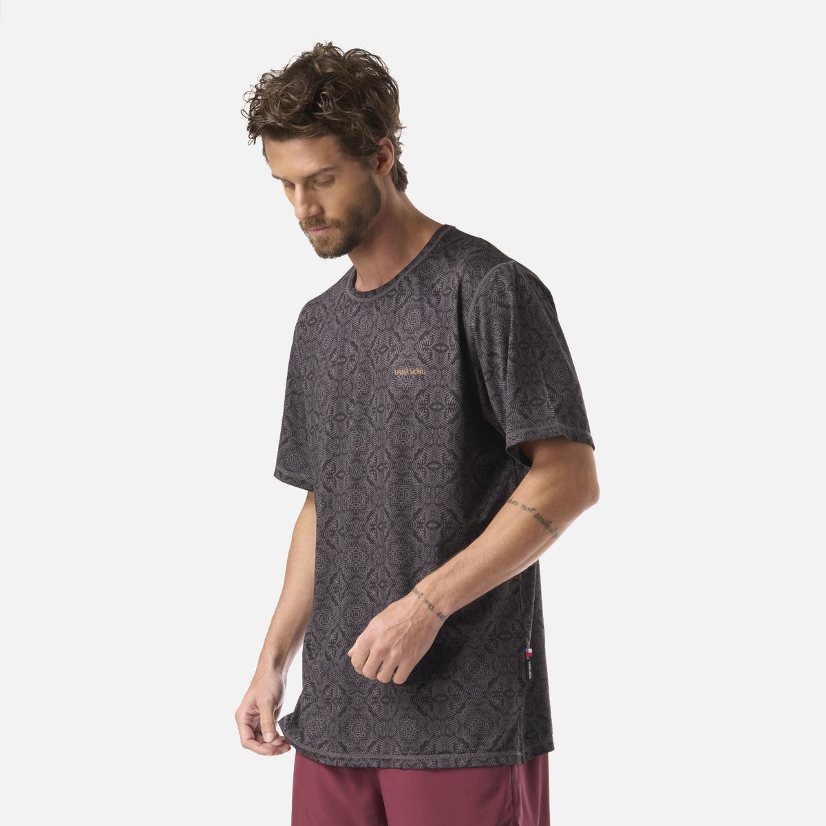HAKA HONU - Polera Hombre Sudala Print Grafito Haka Honu