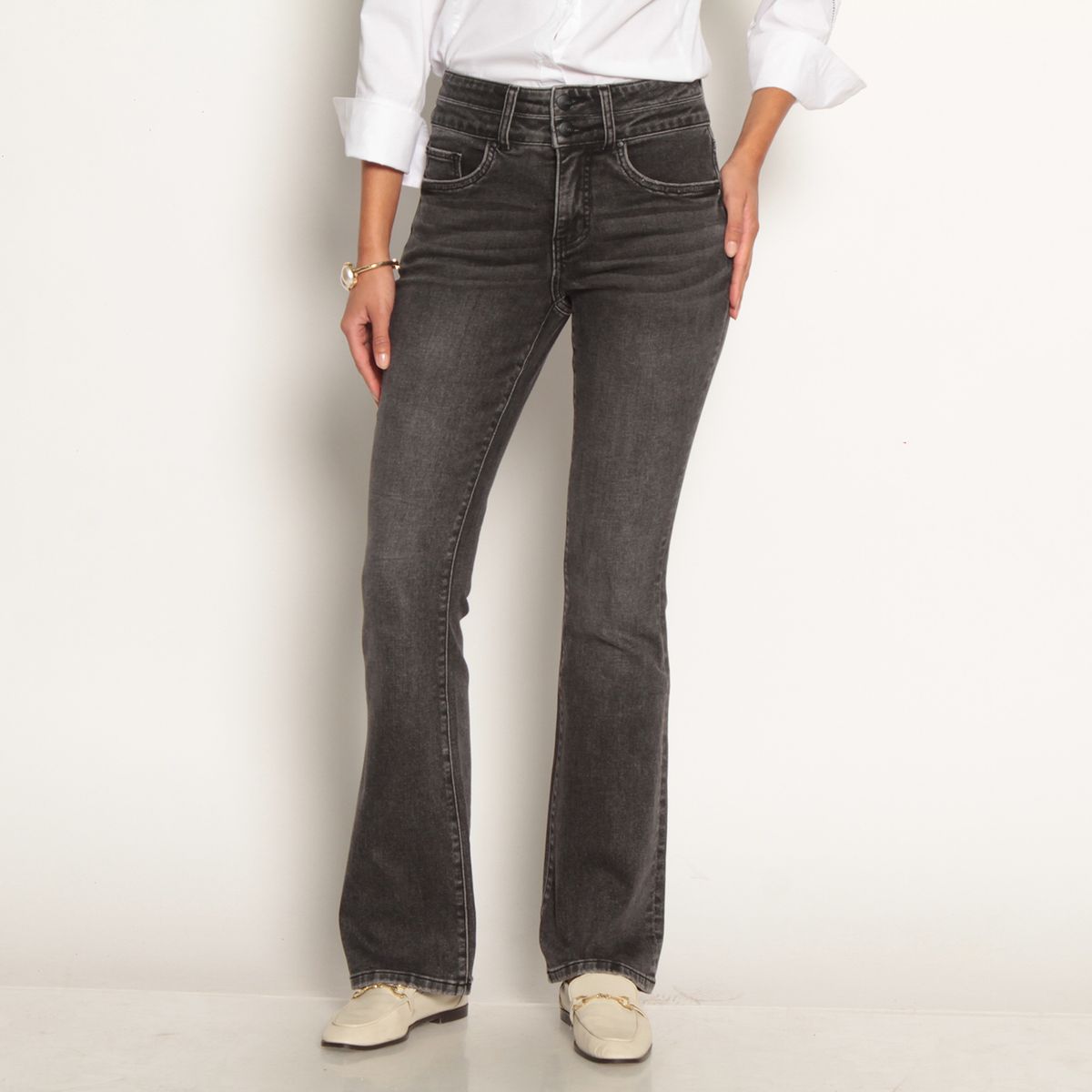 WADOS - JEANS FLARE TIRO ALTO PRETINA 2 BOTONES