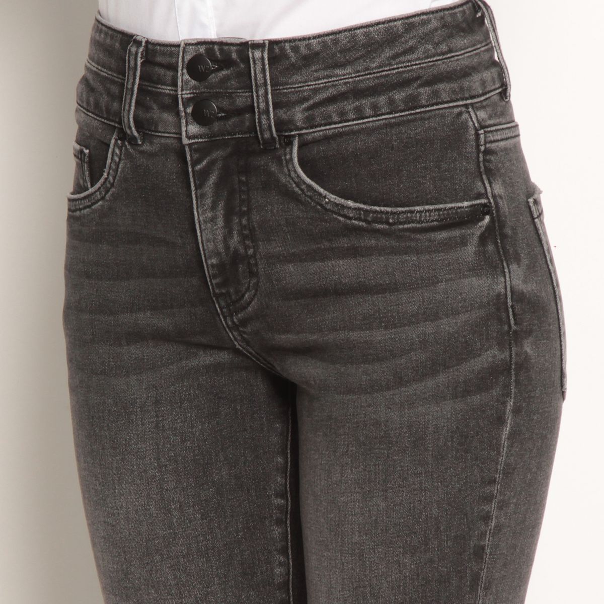 WADOS - JEANS FLARE TIRO ALTO PRETINA 2 BOTONES