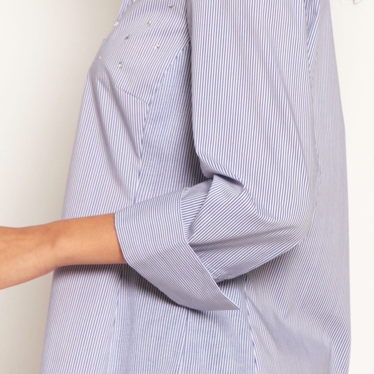 WADOS - BLUSA MANGA 34 LISTIDA CON BOTON BRILLANTE Y APLICACION DE STRASS