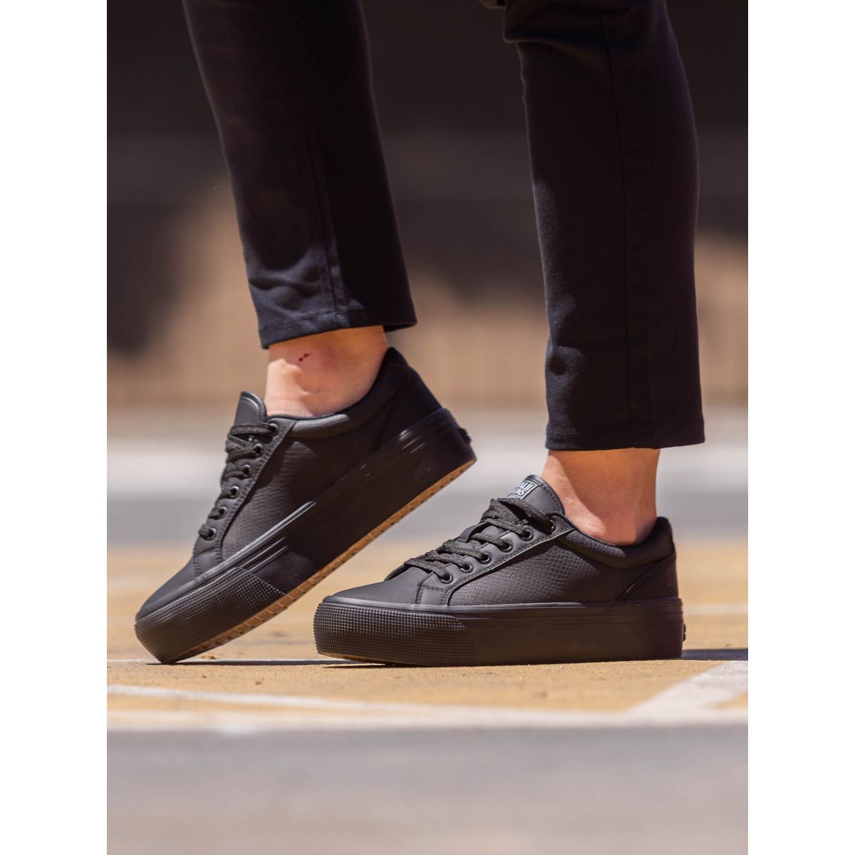 MAUI AND SONS - Zapatilla Escolar Wave Negro Mujer Maui and Sons