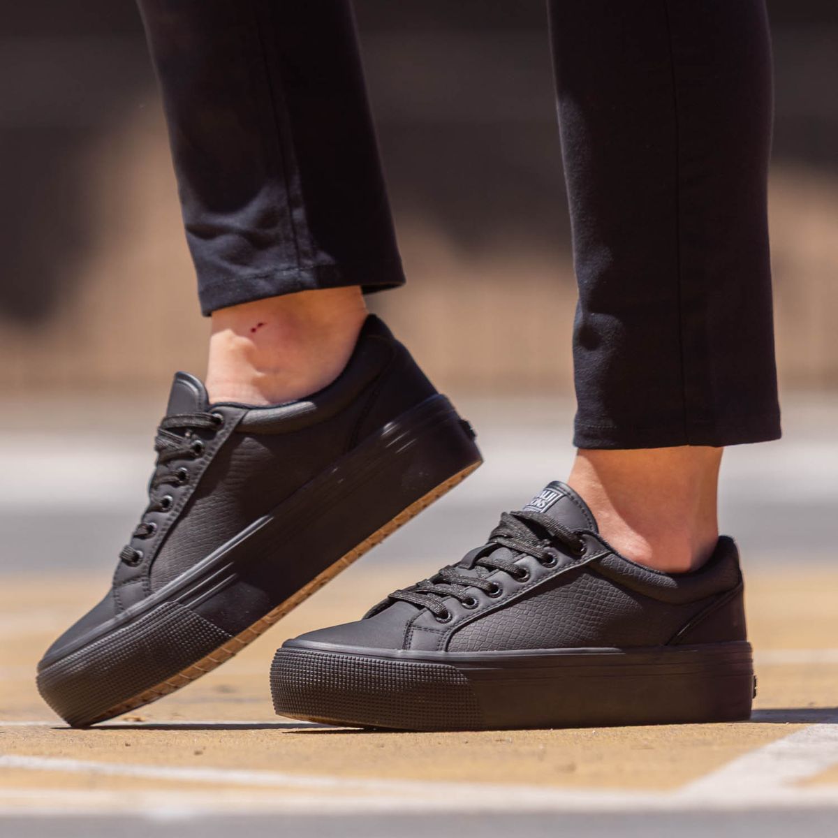 MAUI AND SONS - Zapatilla Escolar Wave Negro Mujer Maui and Sons