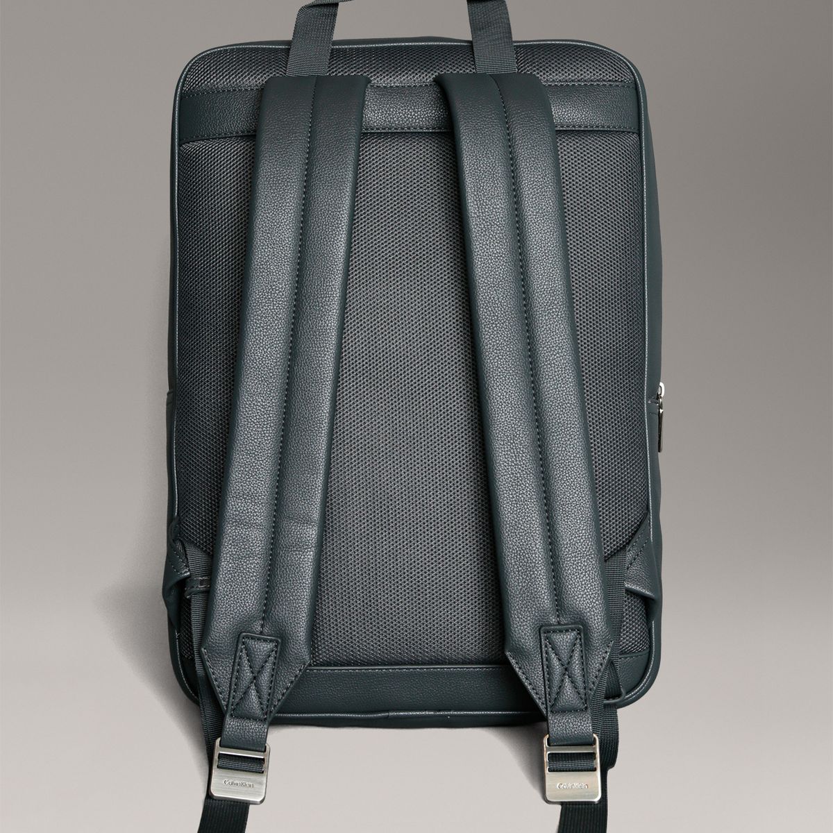 CALVIN KLEIN - Mochila Delgada Micro Plebbe Gris Calvin Klein