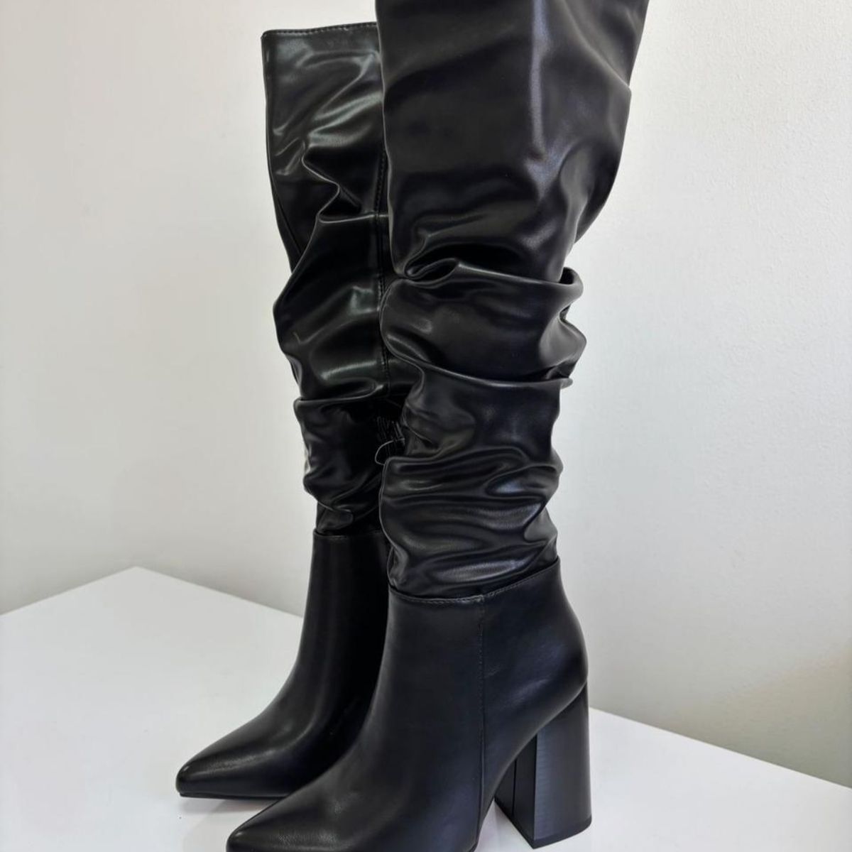 SNOOPY - Bota Negra Para Mujer Taco Alto en eco cuero M568. Horma Pequeña