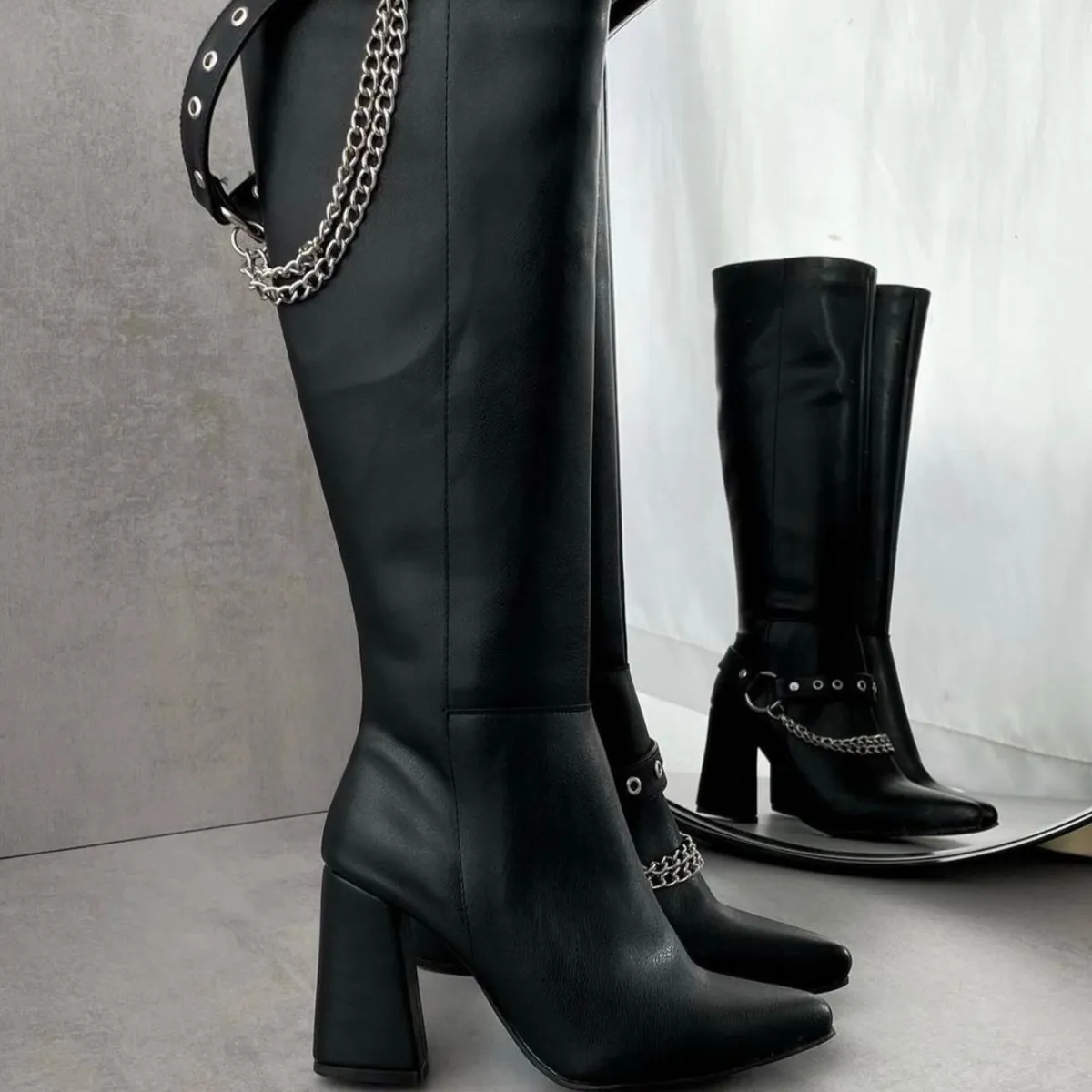 SNOOPY - Elegante Bota Negra Para Mujer Taco Alto en eco cuero M570