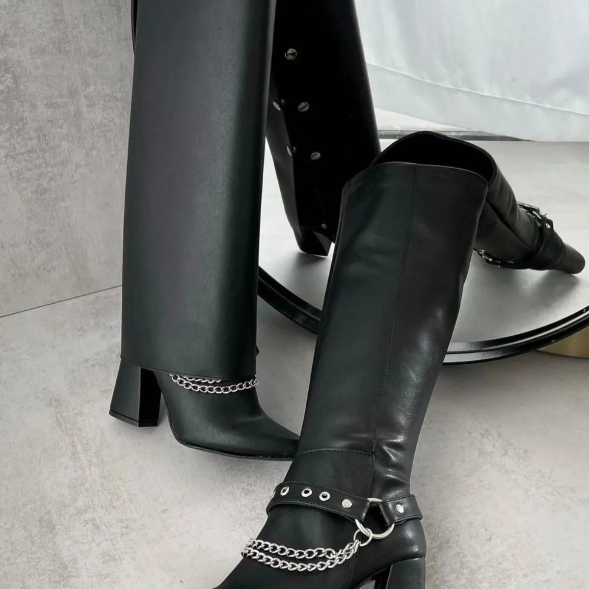 SNOOPY - Elegante Bota Negra Para Mujer Taco Alto en eco cuero M570