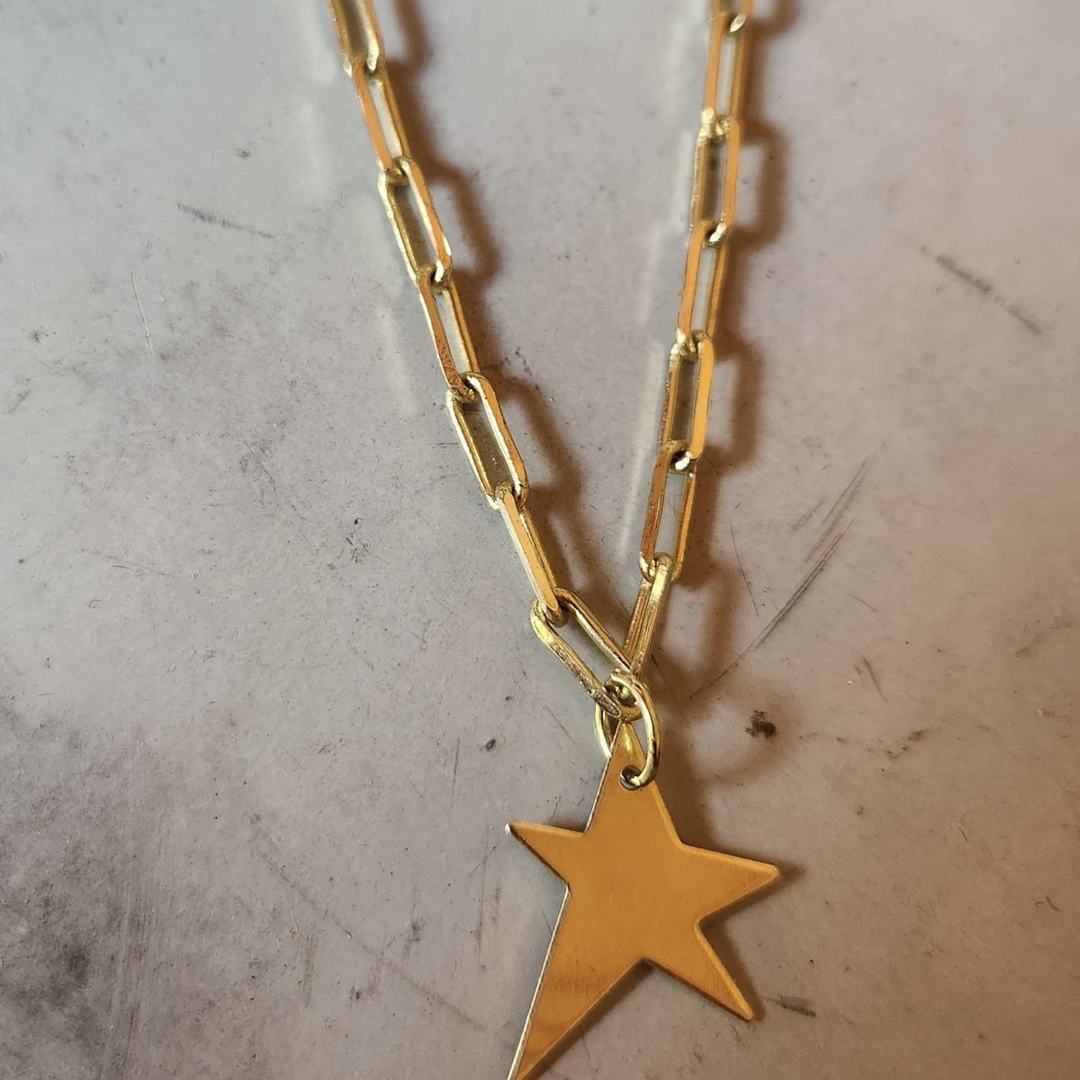 JOYAS VALDES GARCIA - Pulsera eslabones con estrella irregular baño oro