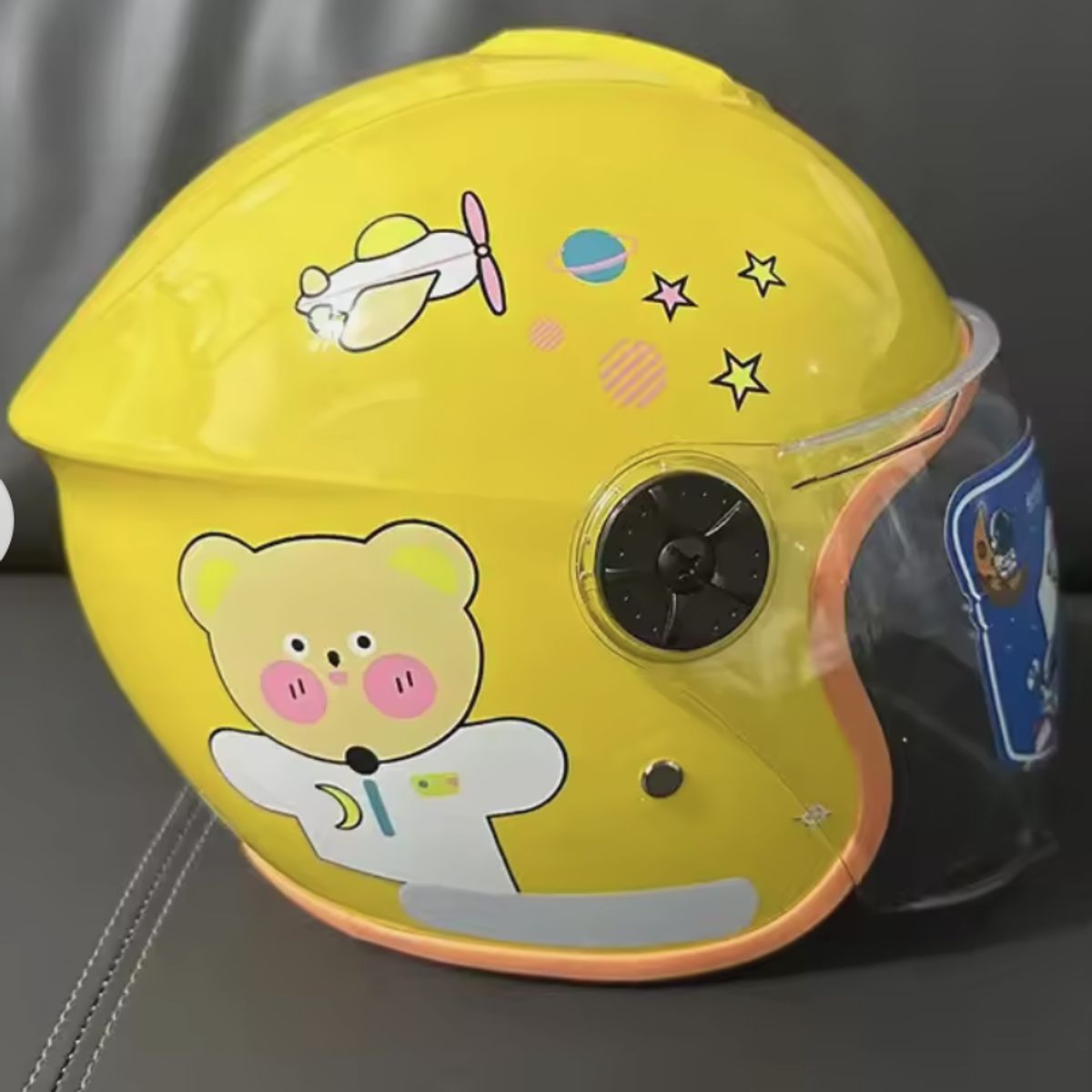 IRM - Casco Abierto Fgn Con Visera Movible Para Niños Amarillo Oso Brillante S