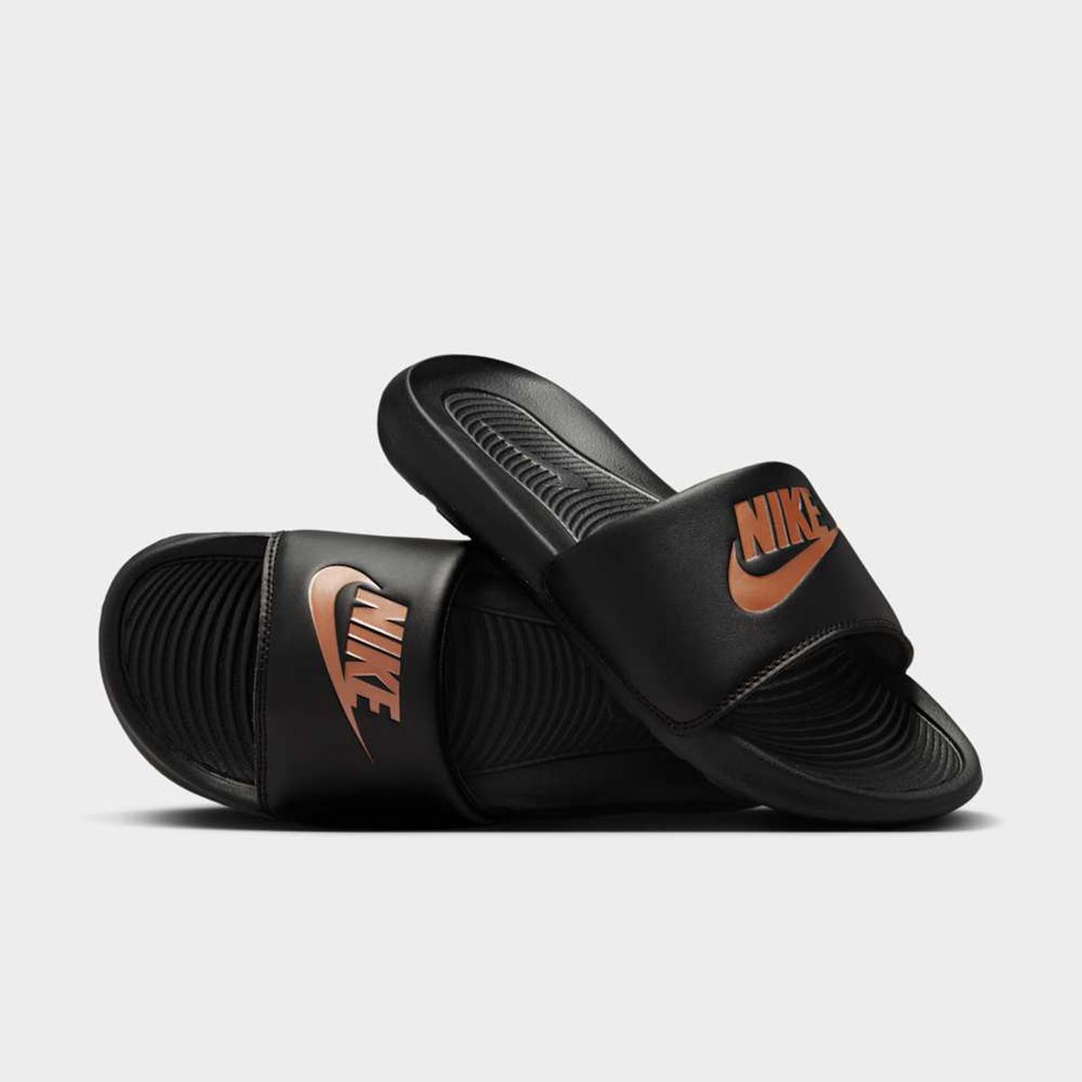 NIKE - Sandalia Nike Victori One Negro Mujer