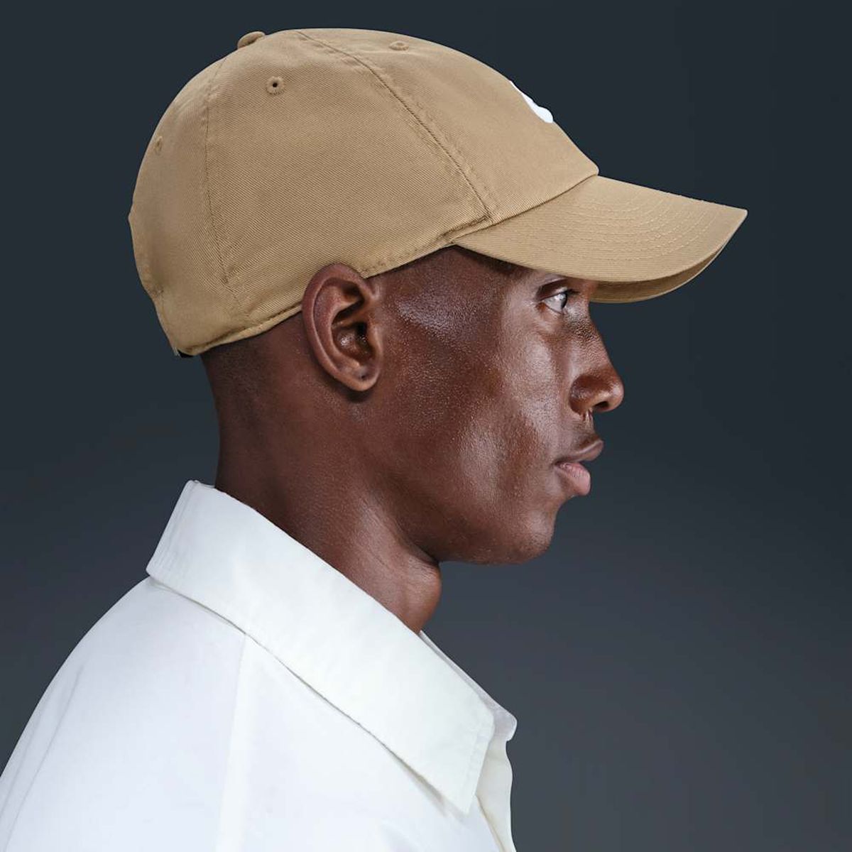 NIKE - Gorro Nike Club Marrón Hombre