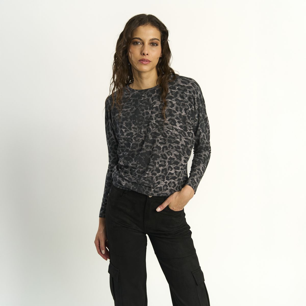 ELLUS - Polera Ellus Mujer Manga Larga Leopardo Logo Frontal
