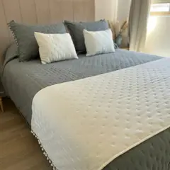 TODOHOGAR SANTIAGO DE CHILE - Set de piecera en algodon con pom- pom + 2 cojines - blanco invierno