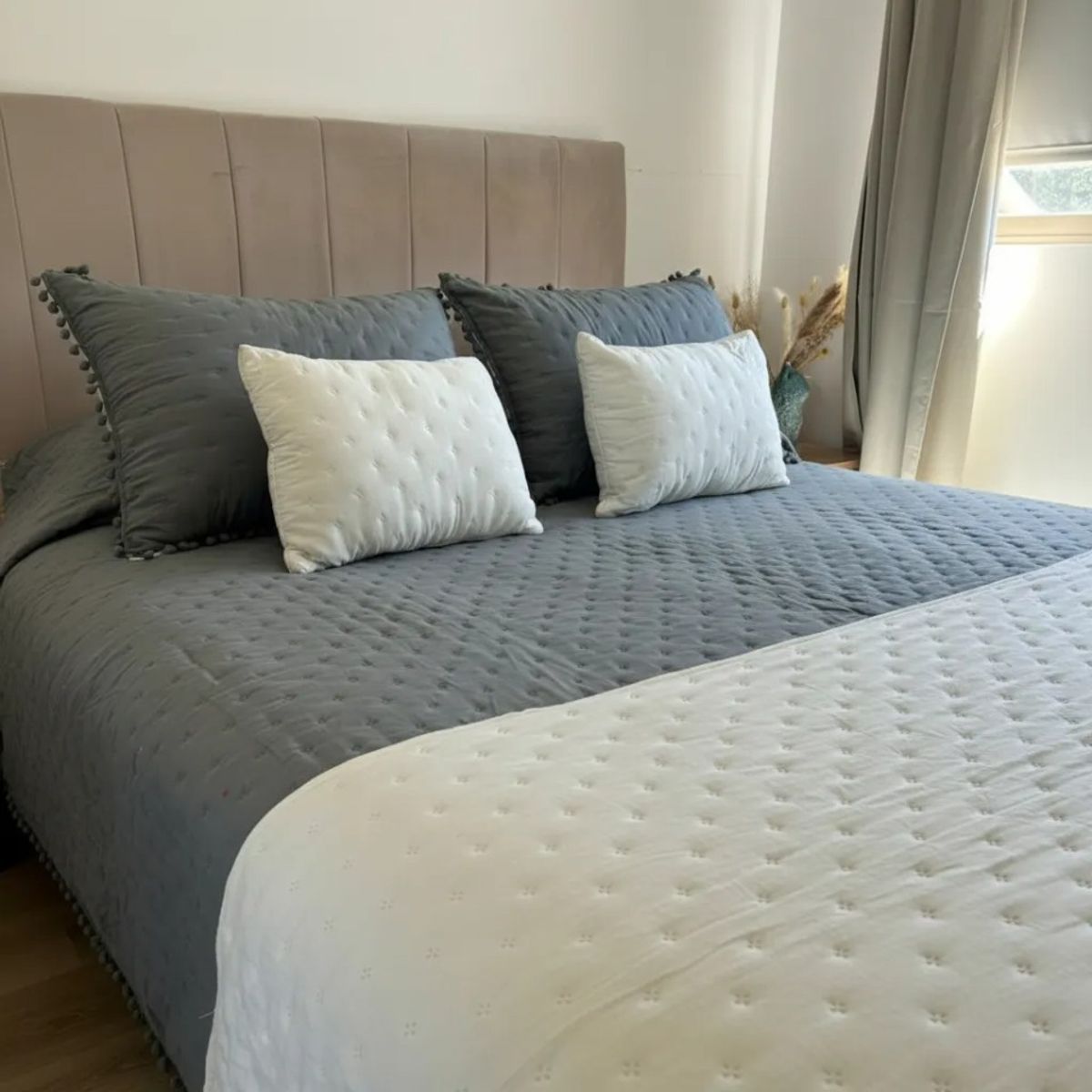 TODOHOGAR SANTIAGO DE CHILE - Set de piecera  en algodon con pom- pom + 2 cojines - blanco invierno