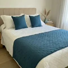 TODOHOGAR SANTIAGO DE CHILE - Set de piecera en algodon con pom- pom + 2 cojines - azul petroleo