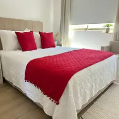 TODOHOGAR SANTIAGO DE CHILE - Set de piecera en algodon con pom- pom + 2 cojines - rojo calido