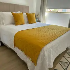 TODOHOGAR SANTIAGO DE CHILE - Set de piecera en algodon con pom- pom + 2 cojines - mostaza