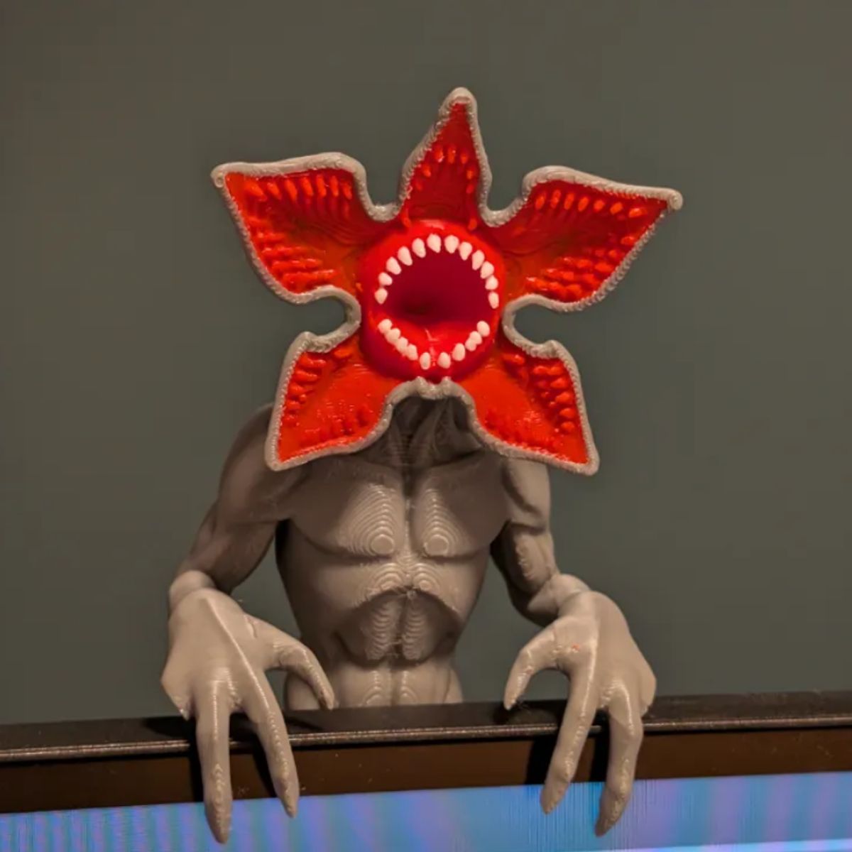 GENERICO - Adorno para monitor - Demogorgon Stranger Things