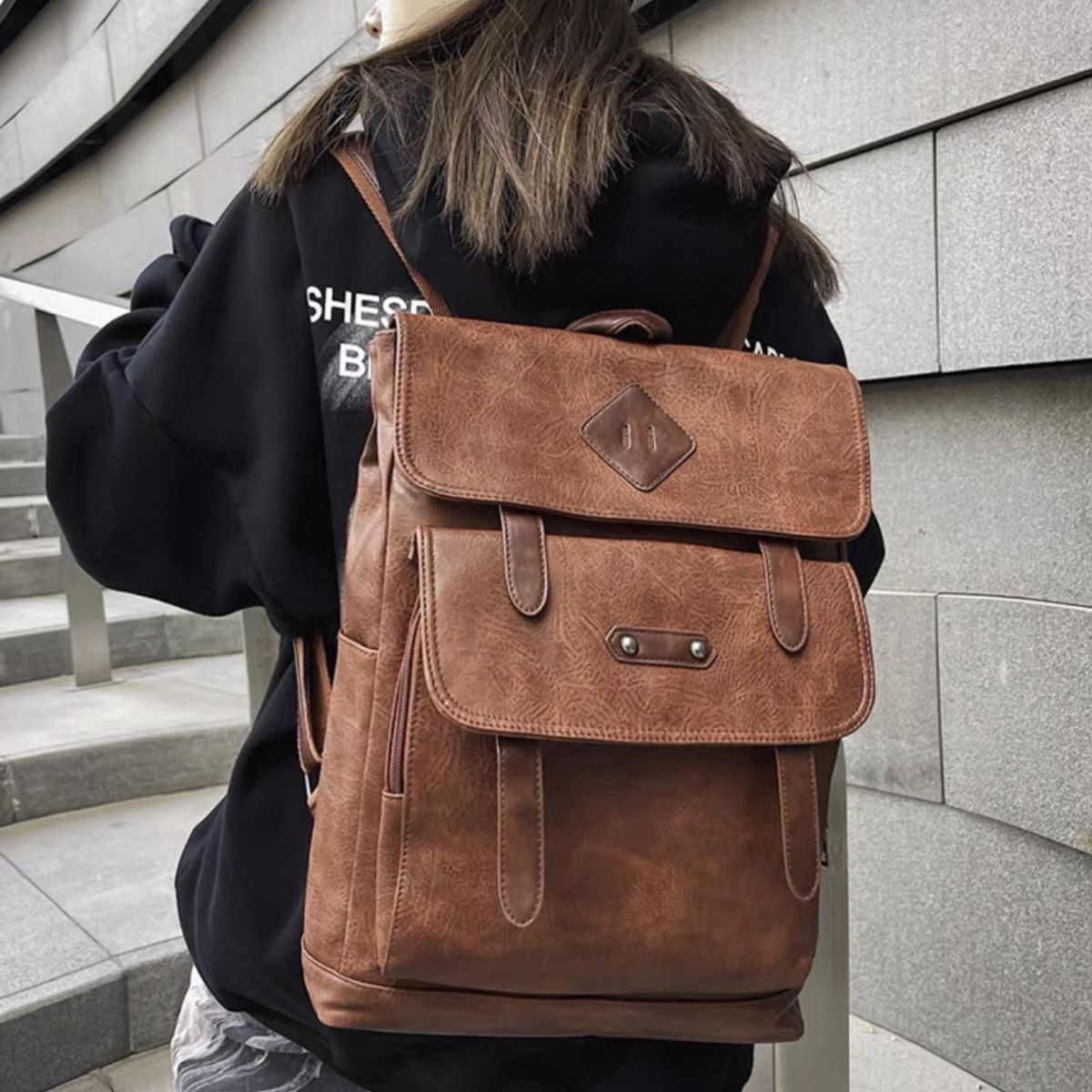 MOMO - Mochila Clásica Urbana 24l Eco Cuerina Hombre Fashion Design Moda