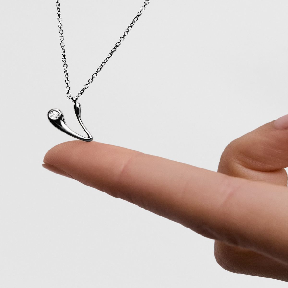 PDPAOLA - Collar de plata con colgante inicial V PDPAOLA