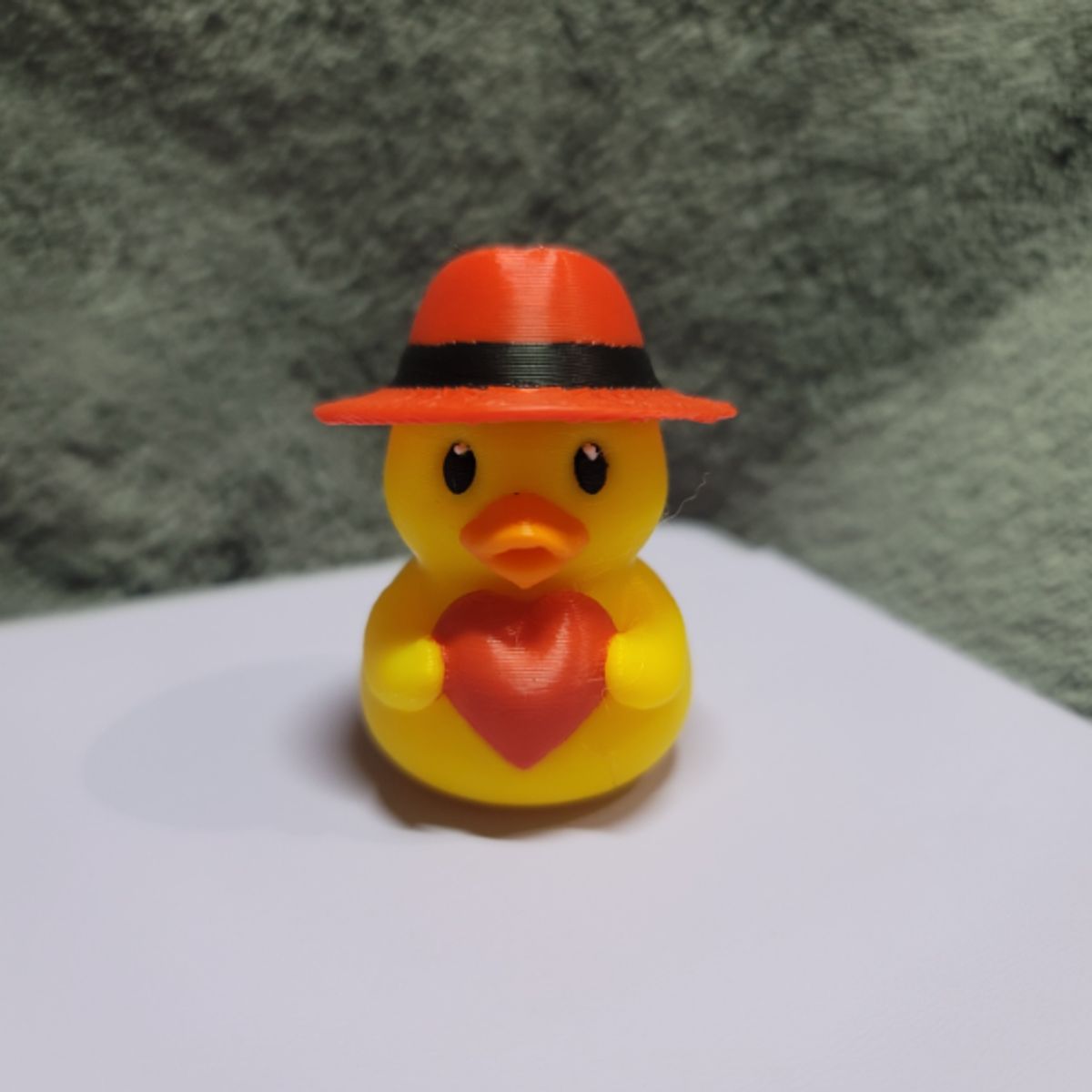 GENERICO - Pato con sombrero sujetando un corazón