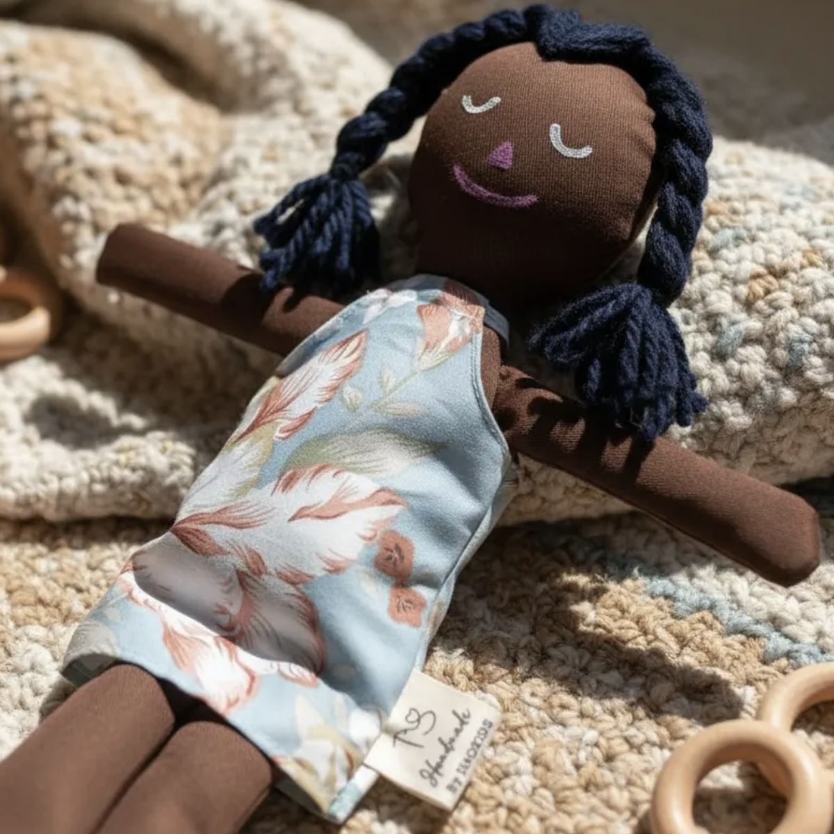 HAOKIDS - Muñeca de Trapo Mónica una morena de juego Waldorf & Montessori promueve la Inclusión