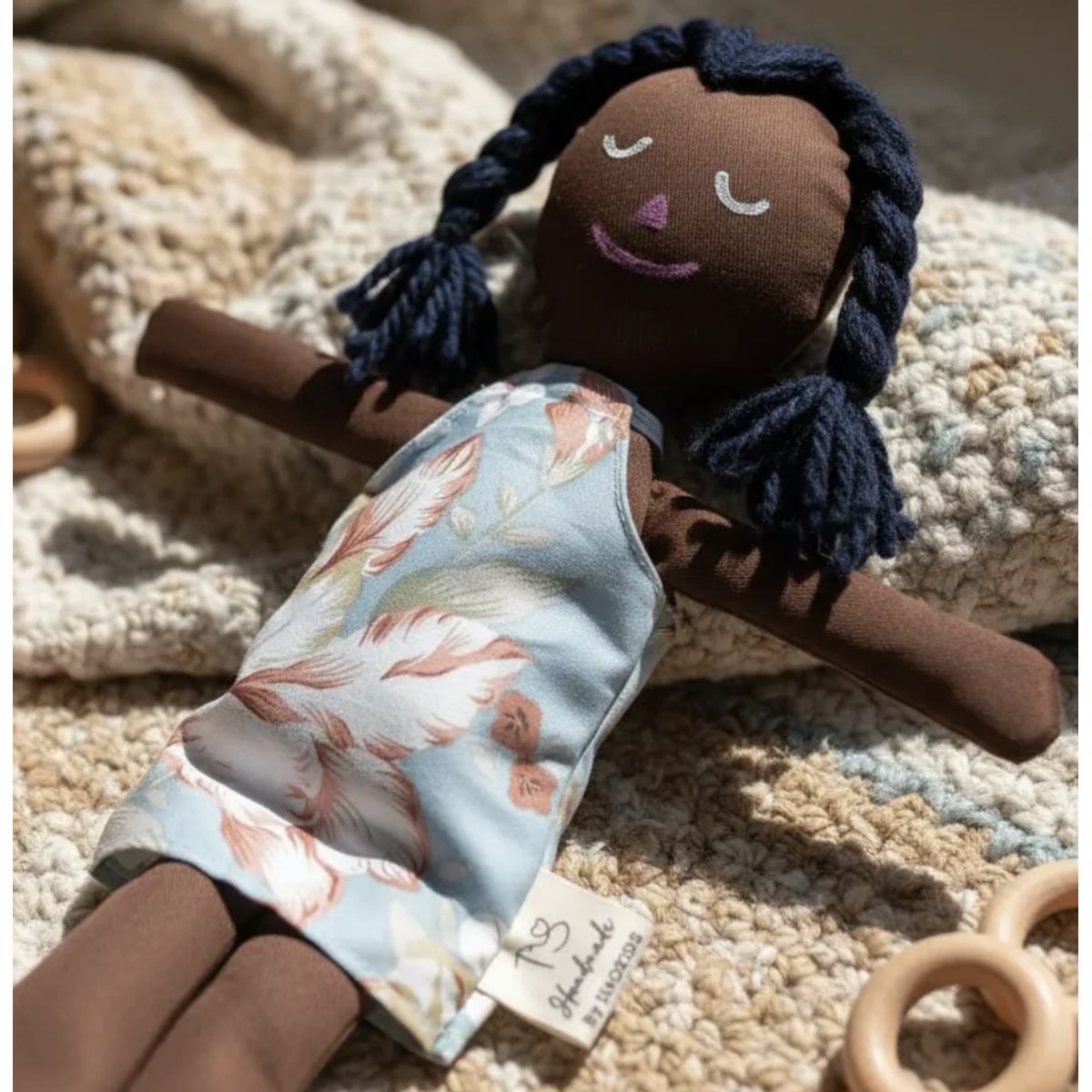 HAOKIDS - Muñeca de Trapo Mónica una morena de juego Waldorf & Montessori promueve la Inclusión